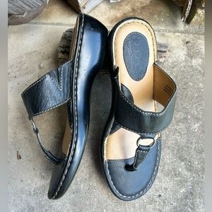 BOC Born black leather thong t strap sandal Sz-7M. C